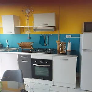 Appartement Le Dominad Bas De 700m Du Bain Chaud Canalsat Gratuit Parking Privé Gratuit Wi Fi Gratuit, Bouillante